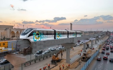 Ein Zug fährt über eine Brücke in Kairo.