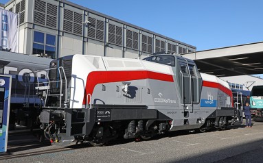 Eine Wasserstoff-Lok steht auf dem Freigelände der InnoTrans.