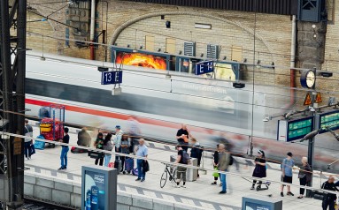 Ein ICE am Bahngleis.