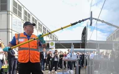 Ein Mann reinigt ein Glas beim Mobility Cleaning Circle.