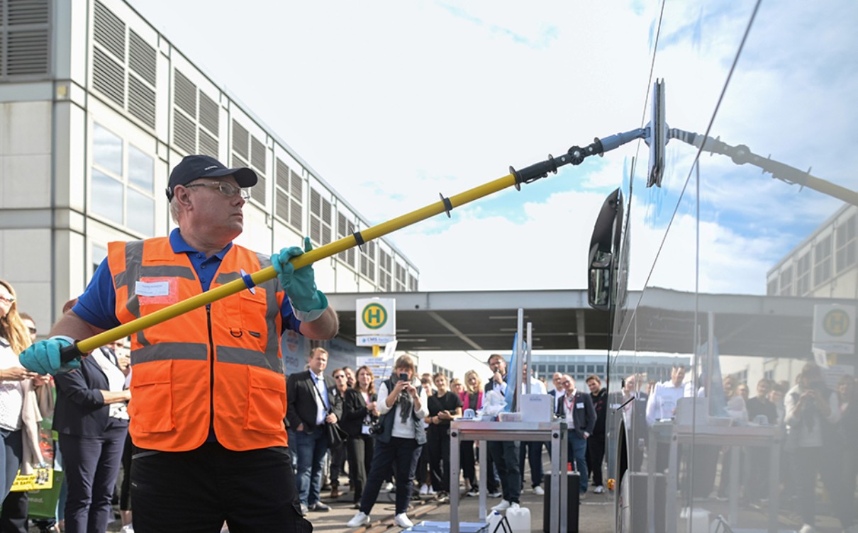 Ein Mann reinigt ein Fenster beim Mobility Cleaning Circle.