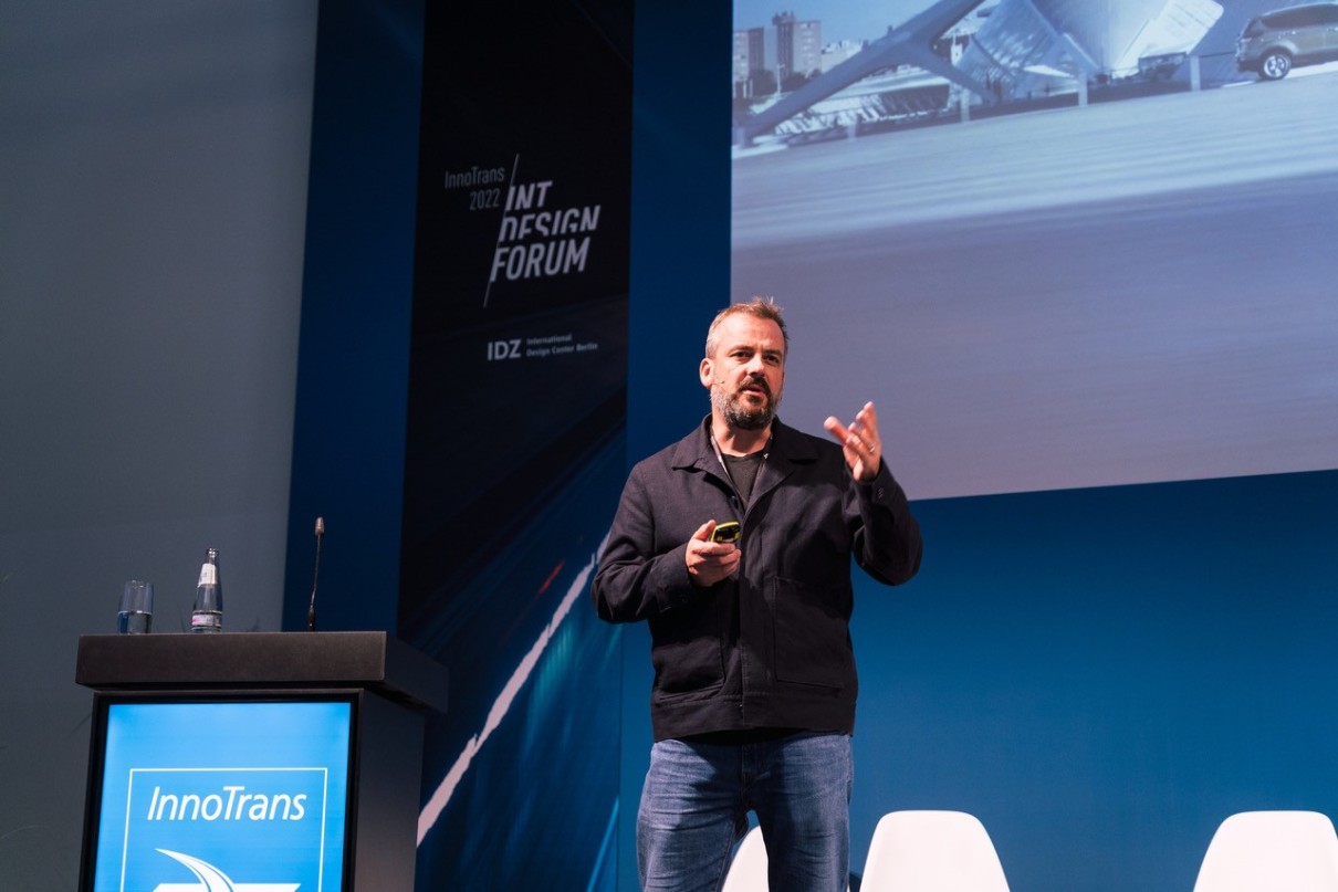 Jeremy White spricht auf der InnoTrans 2022.