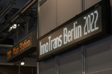 Eine digitale Anzeige, auf der 'InnoTrans Berlin 2022' steht