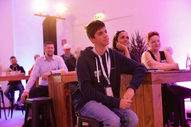 Adam El Rafey sitzt an einem Tisch.