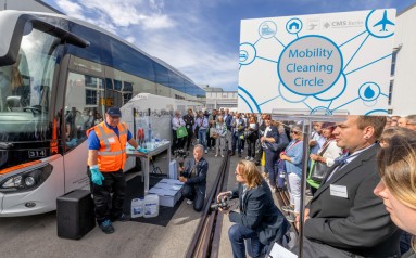 Menschen auf dem Gleisgelände der InnoTrans und ein Zug